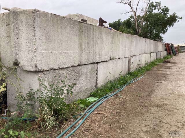 (15) concrete retaining blocks